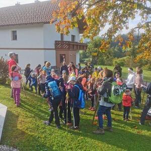 Kinder und Familien versammeln sich beim Campingplatz.