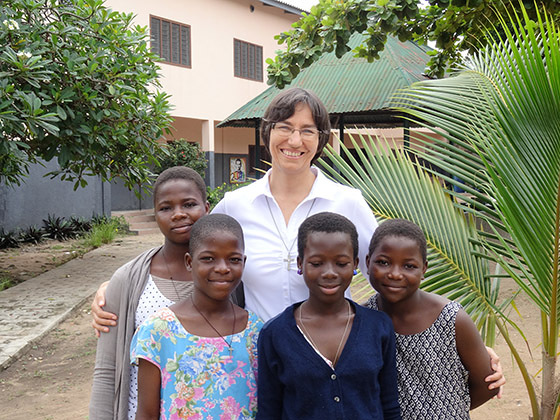 Jugend Eine Welt-Projektpartnerin Sr. Hanni Denifl FMA hilft Mädchen, die von Missbrauch und Gewalt betroffen sind.