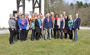 Mag.a Silvia Breitwieser (ganz links), Mag.a Barbara Lanzerstorfer-Holzner (2. v. l.), Bischofsvikar Wilhelm Vieböck (3. v. l.) und Mag. Wolfgang Bögl (4. v. r.) mit den neuen ehrenamtlichen MitarbeiterInnen