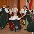 Rollstuhlfahrer Hans-Peter Zunk tanzt bei der Volkstanzgruppe Sonnberg mit