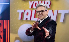Zaubernder Pfarrer Gert Smetanig bei TV-Talenteshow