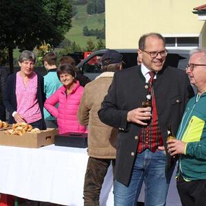 Bürgermeister stärken sich vor dem Gottesdienst.