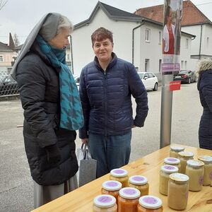 Nach dem Gottesdienst, den die kfb-Frauen gestalteten, konnten die BesucherInnen Suppe im Glas erwerben. 