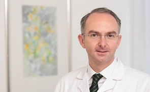 Primar Univ.-Doz. Dr. Bernd Lamprecht beantwortet unter der Notrufnummer 142 Fragen rund um die Corona-Impfung.