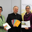 Präsentation der Pastoralbroschüren, in denen Leitungsmodelle von Pfarrgemeinden und Dekanatsprozesse dargestellt werden.