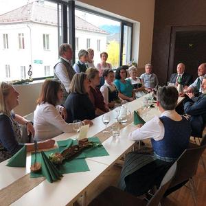 Nun singt der Kirchenchor einige Lieder.