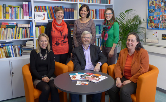 Das Redaktionsteam mit Chefredakteur Mag. Martin Kranzl-Greinecker in der Mitte und Mag.a Edith Bürgler-Scheubmayr, Geschäftsführerin der Caritas für Kinder und Jugendliche (rechts). © Caritas OÖ