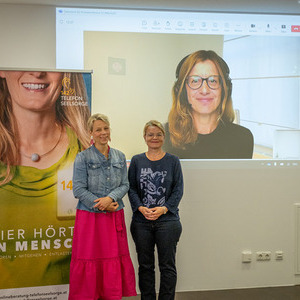 v.l.: Barbara Lanzerstorfer-Holzner, Referentin der TelefonSeelsorge OÖ – Notruf 142; Silvia Breitwieser, Leiterin der TelefonSeelsorge OÖ – Notruf 142 und online zugeschalten Diplompädagogin Petra Risau.
