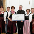Goldhaubenfrauen übergeben Scheck für Bischöfliche Arbeitslosenstiftung / Diözese Linz/Appenzeller Goldhaubenfrauen übergeben Scheck für Bischöfliche Arbeitslosenstiftung