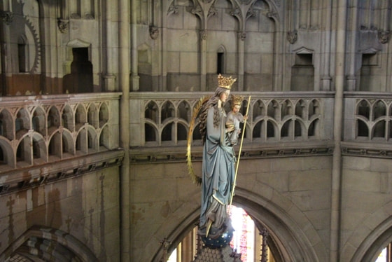 Marienstatue im Linzer Mariendom