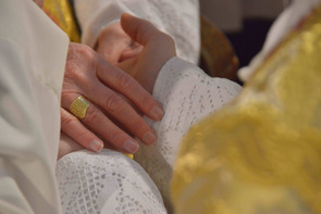 Bischof Ludwig Schwarz salbt die Hände des Neupriesters bei der Priesterweihe im Stift Schlierbach und trägt an der rechten Hand den Bischofsring. © Jack Haijes / Bischof Ludwig Schwarz salbt die Hände des Neupriesters bei der Priesterweihe im Stift Schlierbach und trägt an der rechten Hand den Bischofsring. © Jack Haijes Bischof Ludwig Schwarz salbt die Hände des Neupriesters bei der Priesterweihe im Stift Schlierbach und trägt an der rechten Hand den Bischofsring. © Jack Haijes