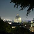 Blick auf den Petersdom bei Nacht