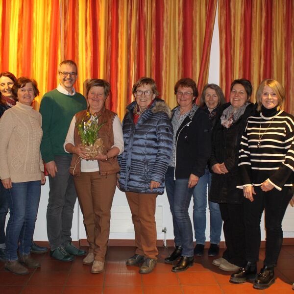 Die Teilnehmer*innen der Basenfastenwoche in Hagenberg / © kfb Hagenberg Elf Frauen und ein Mann mit der Fastenbegleiterin Erni Wiederstein (6. v. l.)