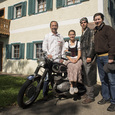 Jägerstätter-Film: Einer von uns / © Riedl-TV Die Filmcrew vor dem Jägerstätter-Haus.