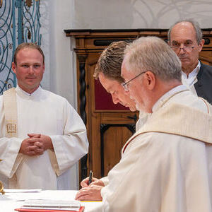 Pfarrer P. Klaus Zarzer-Besenböck, Pastoralvorstand Fabian Drack und Verwaltungsvorstand Franz Schachner wurden von Generalvikar Severin Lederhilger feierlich in ihr Amt eingeführt.