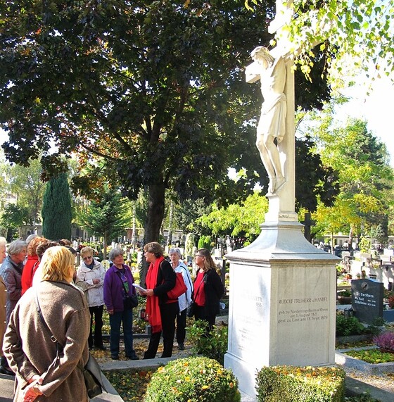 Frauengeschichten am St. Barbara-Friedhof