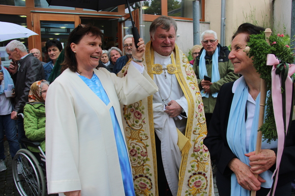 Pilgerin spricht mit dem Bischof