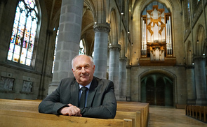 Domorganist Wolfgang Kreuzhuber im Mariendom Linz vor seiner Rudigierorgel