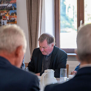 Manfred Scheuer Austausch mit den B?rgermeister:innen der Region im Pfarrheim in St. Nikola.