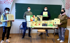 Jugendliche aus einem Arbeitsprojekt des VABB und Freiwillige des Caritas-Integrationszentrums Paraplü haben die Sammelboxen für die Mut-Mach-Botschaften gestaltet.