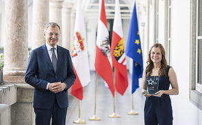 Judith Zeitlhofer nimmt den Jugendaward von Landeshauptmann Themas Stelzer entgegen.