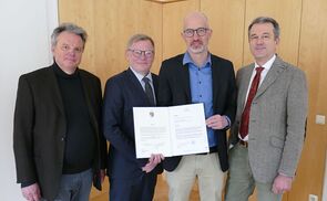 V. l.: Dekan Univ.-Prof. Dr. Stephan Grotz, Rektor Univ.-Prof. Dr. Christoph Niemand, Ass.-Prof. PD Dr. Lukas Kaelin, Studiendekan Univ.-Prof. Dr. Michael Hofer, Vorsitzender der Habilitationskommission.