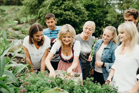 Elisabeth Rabeder, die Fastenexpertin der Marienschwestern und Betriebsleiterin in Bad Mühllacken, im Kräutergarten von Bad Mühllacken.