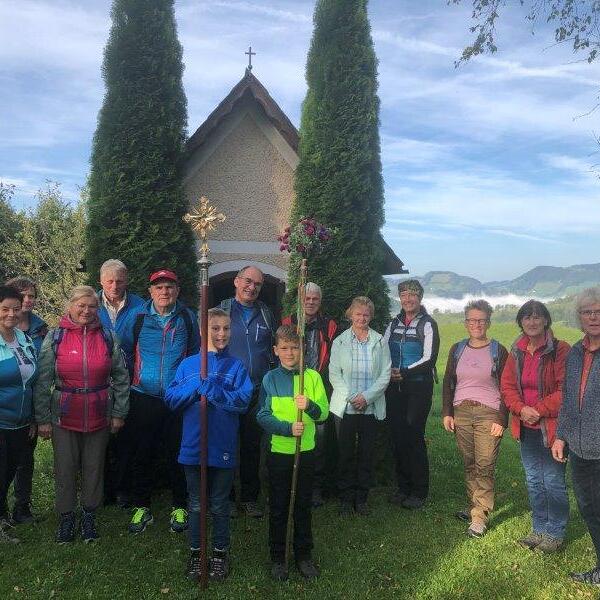 Pilgergruppe auf dem Weg nach Maria Neustift