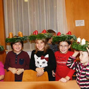 Froschgoscherl schmücken Adventkränze